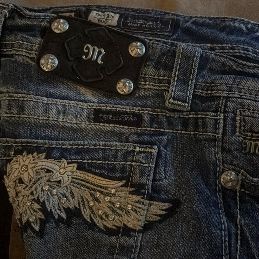 SUPER CUTE MISS ME JEANS! SIZE 28 WITH BEAUTIFUL EMBELLISHED WINGS ON POCKETS!